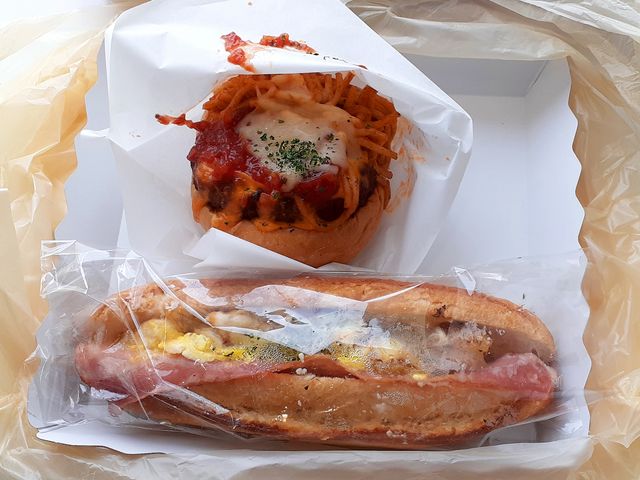 新手のイタリアンスパハンバーグとポテトベーコントーストドッグ。実に美味しい。_デイリーヤマザキ 赤松パーキングエリア(下り)店