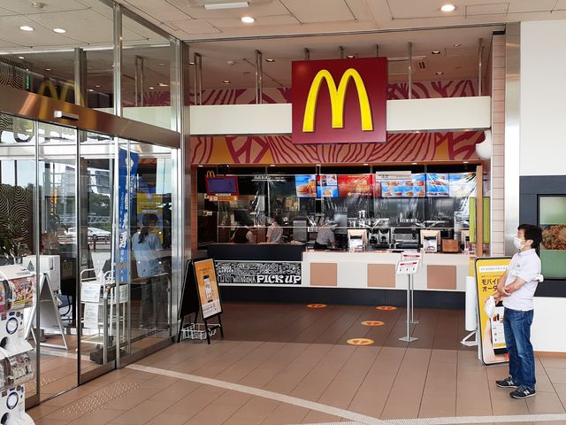 駐車場より建物に入ってすぐの場所です。_マクドナルド(McDonald’s)大津サービスエリア店