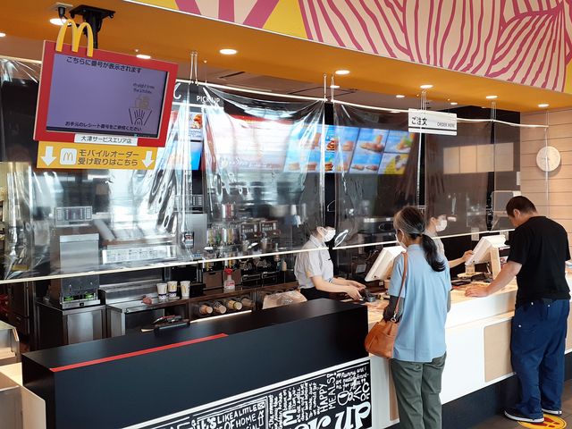 飛沫拡散防止のためのスクリーン仕切り。_マクドナルド(McDonald’s)大津サービスエリア店
