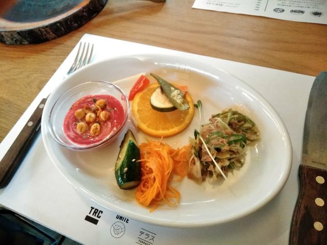 地元産の魚介類や野菜をたっぷり使ったビュッフェは、種類豊富で美味_テラス TERRACE