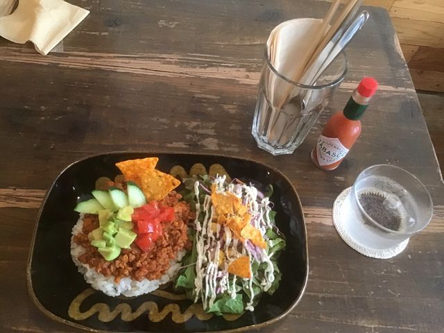 菜食プレートを食べたかったがなくタコライスに。玄米ごはんもなく、もち麦に。
アボカドは生がいい。_Locomani (ロコマニ)
