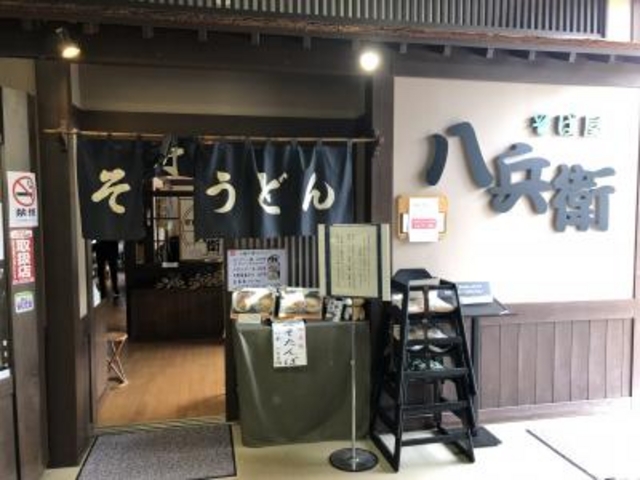 エレベーターの隣_そば屋八兵衛