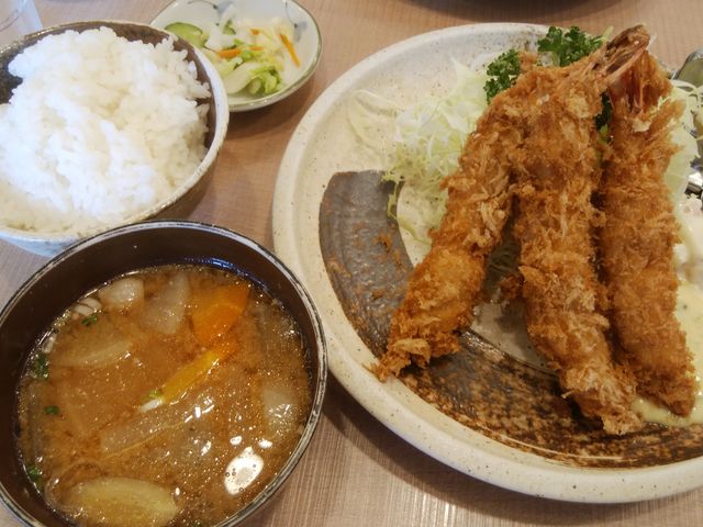豚汁もおかわり自由なのが嬉しい限りです。とっても美味しいエビフライでした。_とんかつ屋 双葉葛西