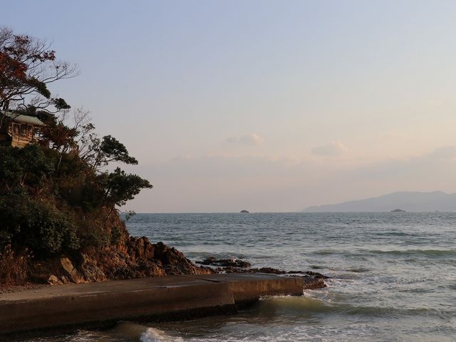 岩の上に神社がありました。_蒲井海岸