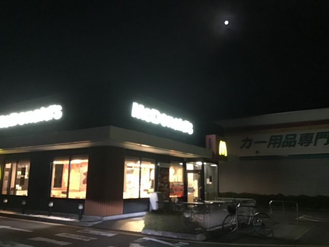夜間帯の店舗建物_マクドナルド藤岡インター店