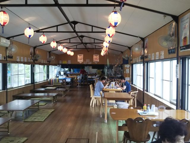 昼には少し早めですいていた_アユ料理のひらい