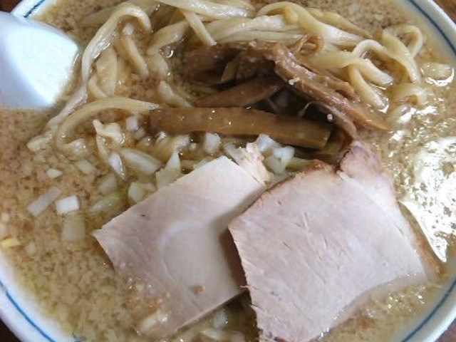 背油ラーメンでは有りません。背油中華そばです。背油はコッテリ…の概念を捨てて。あっさりと食べられます_杭州飯店