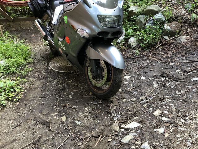 幹線道路をはさんで向こう側に駐車場がありました。四駆車でないとキャンプ場へ乗り入れ困難です。_モモンガの森