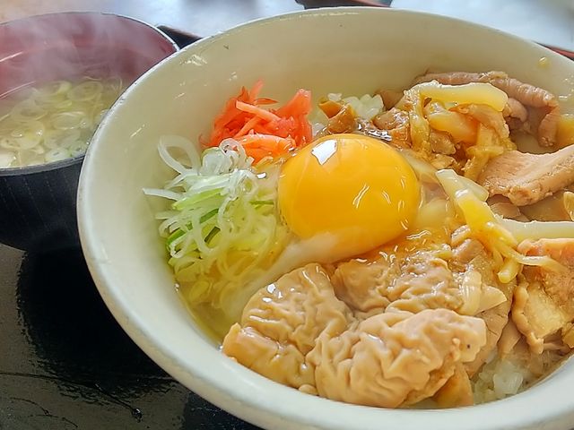 モツと玉子ののスタミナ丼_山田うどん 木曽根店