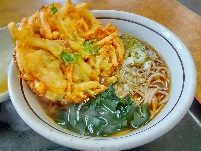 かき揚げとワカメの天ぷらそば_山田うどん 木曽根店