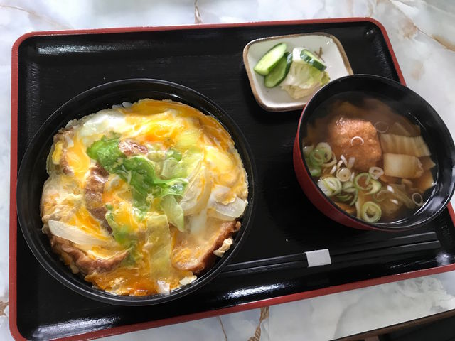 油麩丼とはっと汁のセット_大衆食堂・つか勇