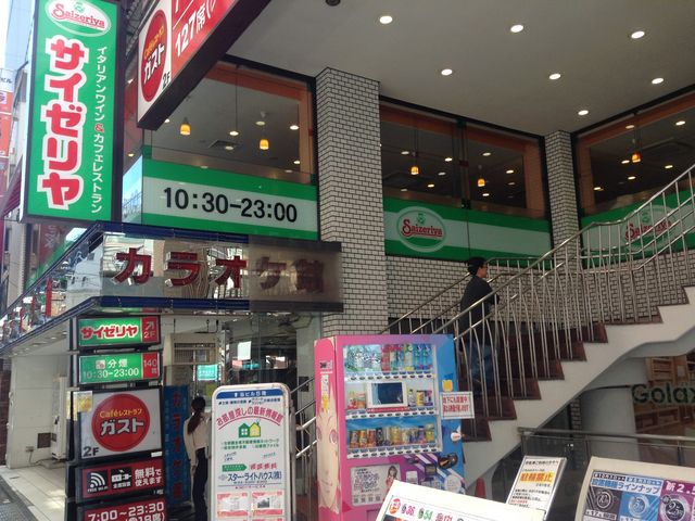 2階へ_サイゼリヤ代々木駅前店