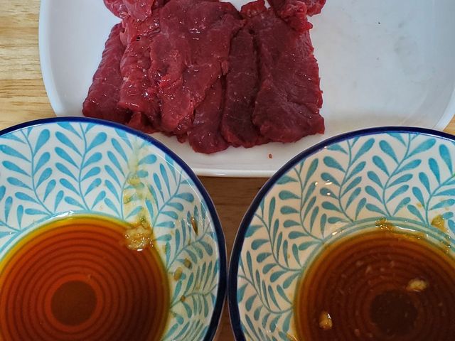食べながら撮影すみません。うますぎ!_山崎精肉店