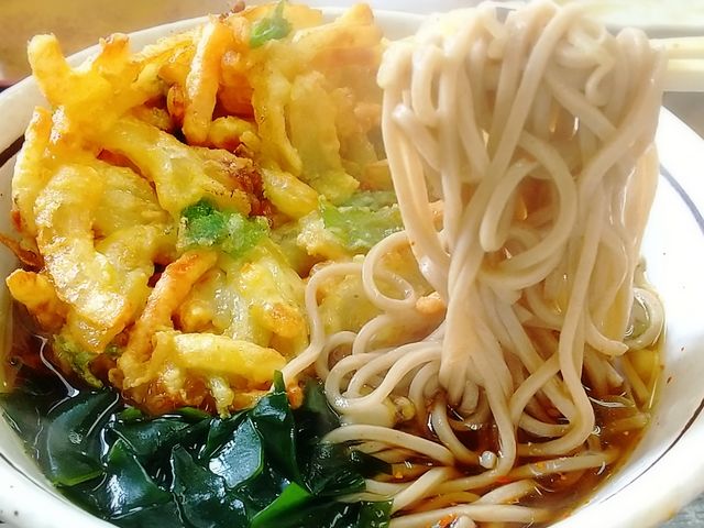 天ぷらそばの麺リフト_山田うどん 平塚大神店