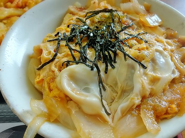 うどんの付け合わせに、玉子丼_山田うどん 平塚大神店