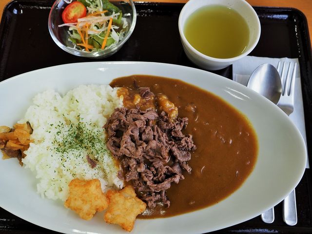 星空ビーフカレーのライスに牛肉が乗ってミニサラダ付に_ホテル千畳敷
