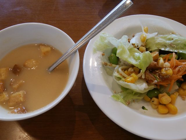 サラダは美味しく自分なりにアレンジできるのが魅力です。_フォルクス 葛西店