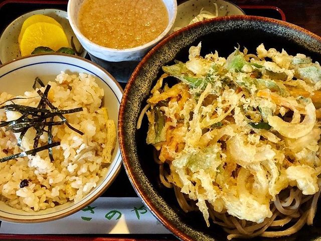 かきあげおろし蕎麦に、炊き込みご飯のセット_さのや 開発店