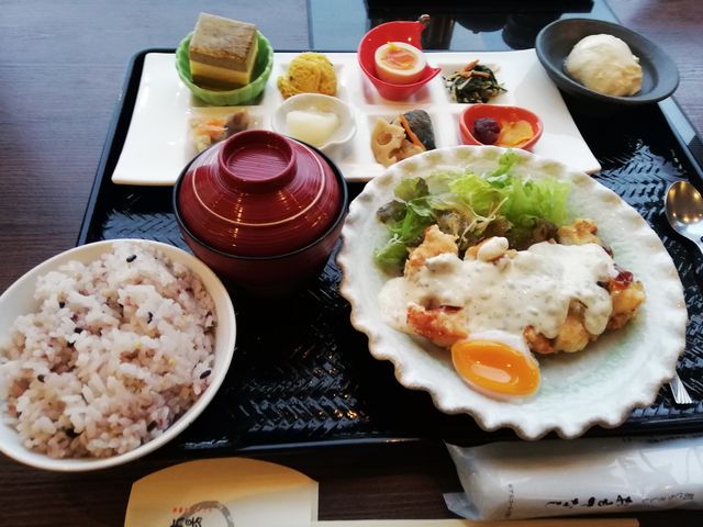 メインが鳥南蛮、おばんざいがこんなにたくさんいただけます。_市場小路 伊勢丹店