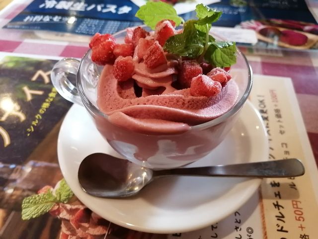 チョコストロベリーアイス_モルト ヴォーノ ニーナ