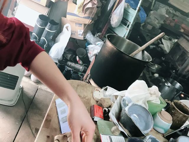 室内はゴチャゴチャ☆
ほぼ外みたいだけどスリッパに履き替えるシステムです☆_陶工房美土里の洞
