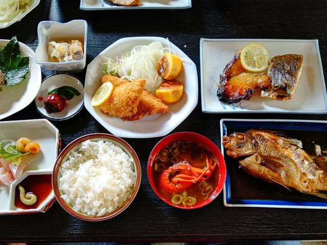 ご飯は丼サイズで、珈琲と柿とペットボトルのお茶まで付いて、驚きの1500円!_さざなみ