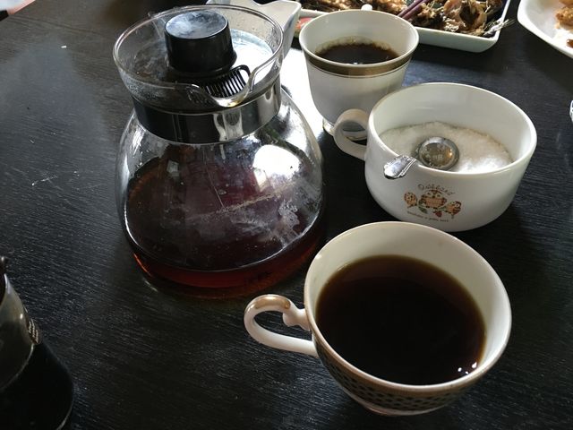 ご飯は丼サイズで、珈琲と柿とペットボトルのお茶まで付いて、驚きの1500円!_さざなみ