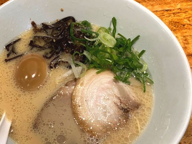 一風堂の黒い煮たまご豚骨ラーメン。_一風堂 クイーンズイースト店