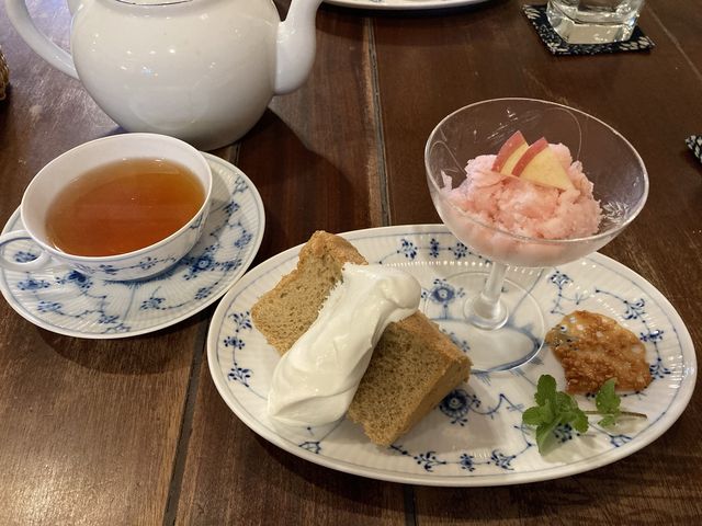 食後のデザートと紅茶_ジゅんべりー