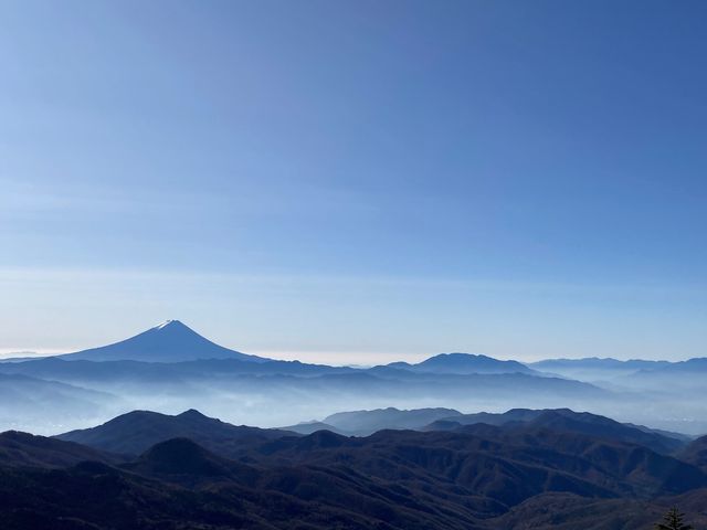 9:41撮影。
快晴の中、富士と甲府市外に
靄がかかる。
手前の緑の絨毯の重なりも見事。_朝日岳
