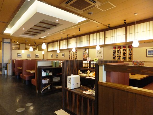 店内の様子:テーブル席_かつ勢本店 鵜方店