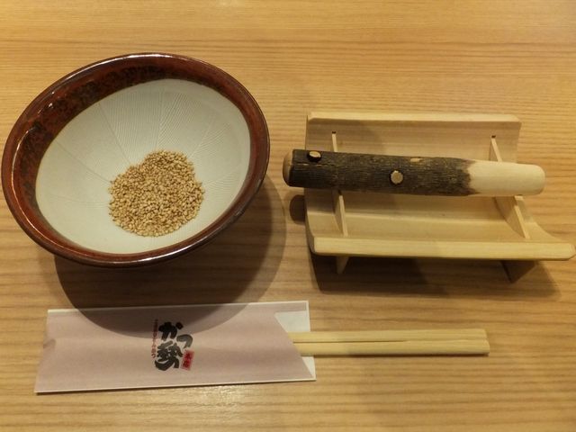 料理が来るまで、自分でゴマをすります。_かつ勢本店 鵜方店