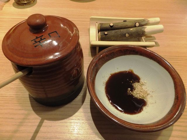 すったゴマに好みのソースをまぶします。_かつ勢本店 鵜方店