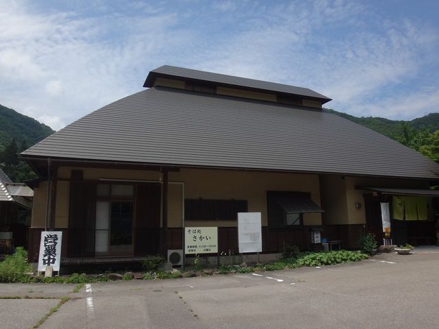 古民家風の外観。_そば処さかい