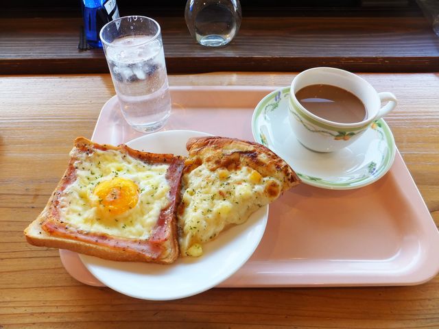 お好みのパンを選んで、ドリンクバーを追加し、ゆったりと時間を過ごします。_ぱにーに 湯梨浜店