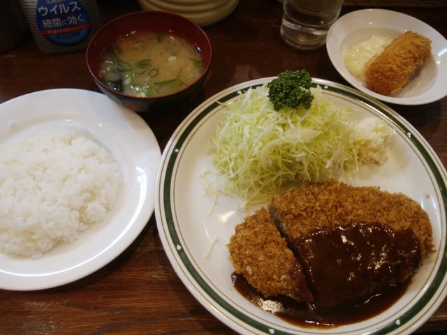 「大きなメンチカツ定食」に「カニクリームコロッケ」を追加しました。多過ぎました。_かつれつ 四谷たけだ
