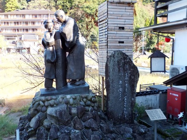 「ないてわかれりゃ 空までくもる くもりゃ 三朝が雨となる」_三朝小唄歌碑・モニュメント