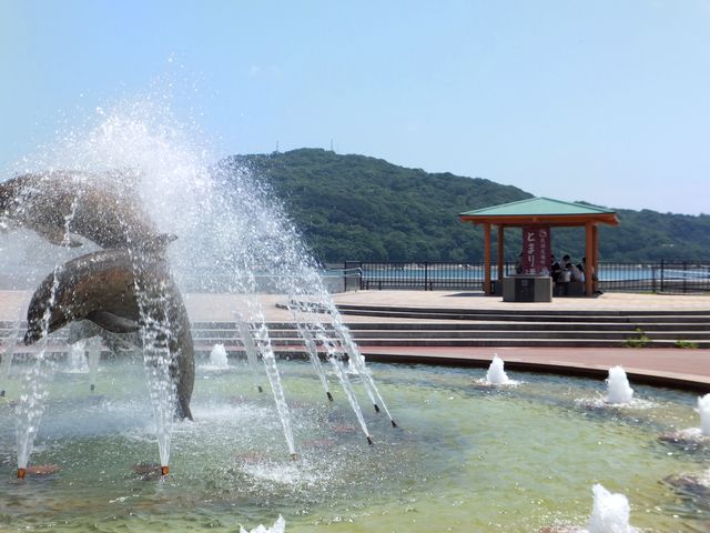 ドルフィン公園の隅にあります。_鳥羽足湯処 とまり湯