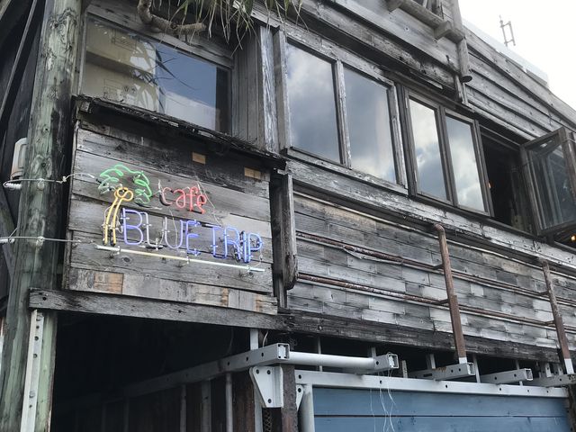 お店です。2階にあります_seaside-cafe BlueTrip
