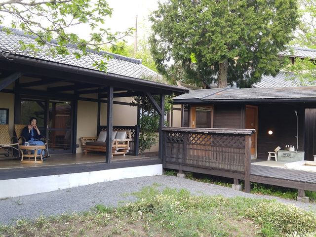 広いテラスの揺り椅子に座りながら観る前庭・木立越しの長湯ダムの景色も美しい_翡翠の庄