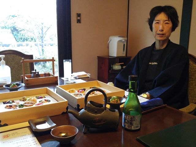 施設の陶芸工房で作られたという皿や器類が素晴らしい_翡翠の庄
