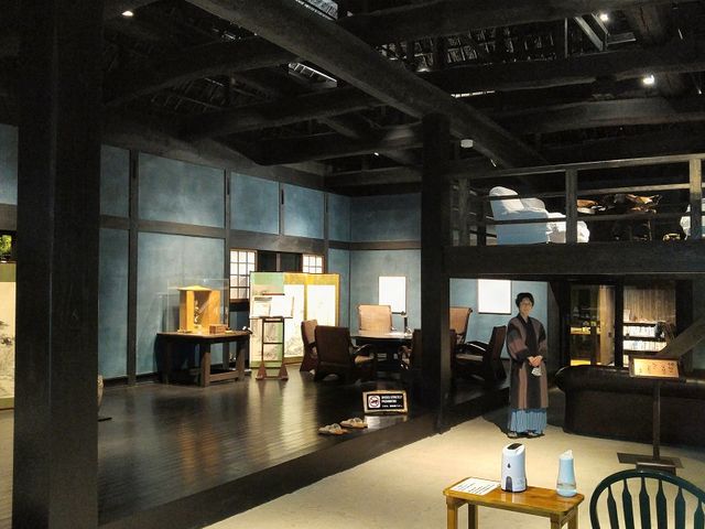 屋内には数箇所の展示室や図書室が有る_翡翠の庄