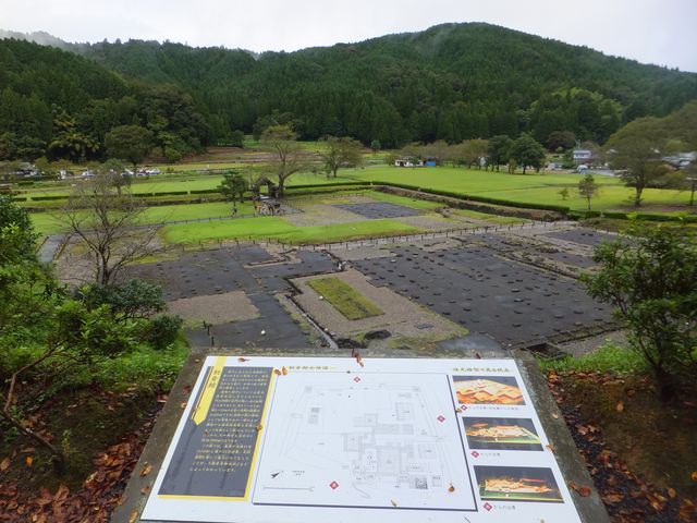 模型と本物の居館跡遺跡を同じ角度から見比べる事もできます。_福井県立一乗谷朝倉氏遺跡資料館