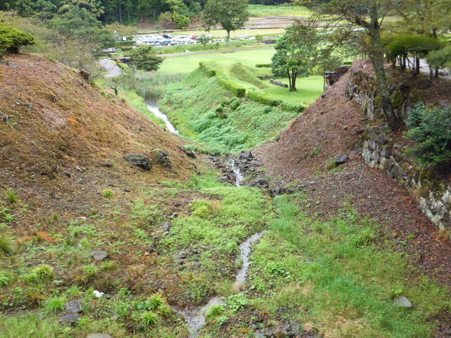 本物の居館跡遺跡での濠や土塁、橋の跡。_福井県立一乗谷朝倉氏遺跡資料館