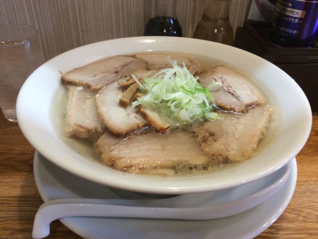 山塩チャーシュー麺、手打ち麺。
チャーシューもやわらかく美味しいのです。_うえんで食堂