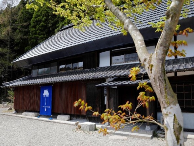かがみの近代美術館 外観
・・・かつて紺屋(藍染)を営んだ 築150年の古民家をリノベーション_かがみの近代美術館