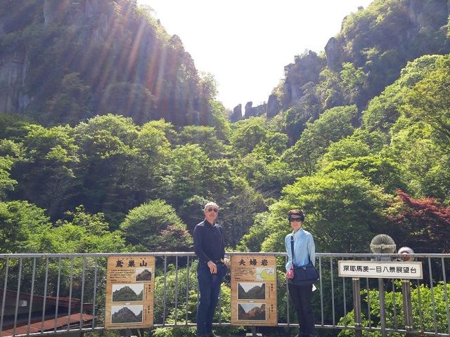 一目八景の集落の展望台から観る対岸の絶壁の夫婦岩と鳶巣山_一目八景