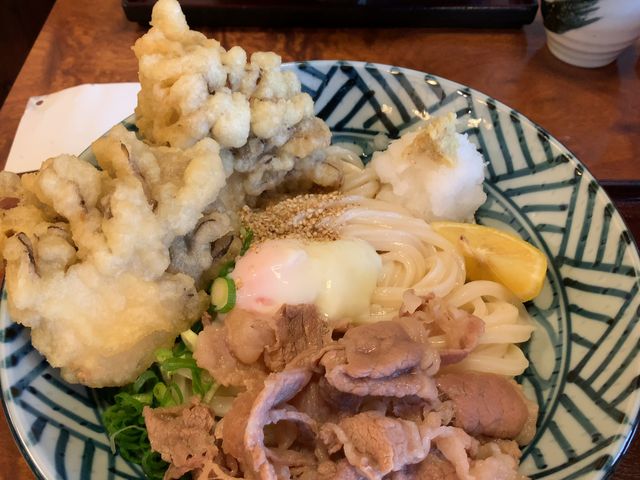 冷やぶっかけうどん→舞茸の天ぷら・温玉・味付け牛肉・刻みネギ・おろし生姜・おろし大根・カット柑橘_へんろみち