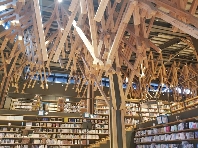 隈研吾 地獄組の圧巻_雲の上の図書館(梼原町立図書館)