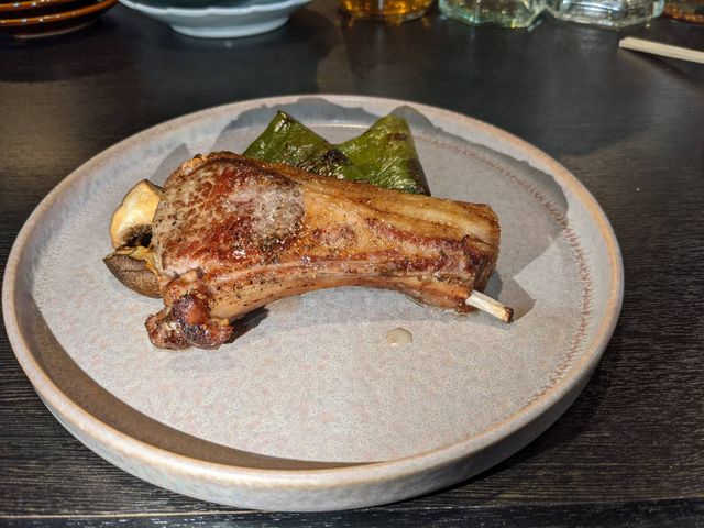 ラム-チョップの香味グリル
ローズマリーで香り付け。ラムの旨みがお口いっぱいに広がります。_Re tAKe リテイク